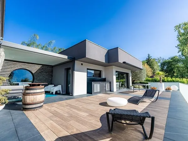 Villa contemporaine avec piscine intérieure et vue lac
