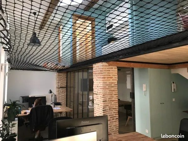 Poste de travail dans espace de coworking