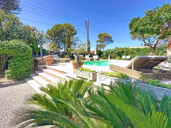 Mougins - Villa de caractère 370 m² au coeur d'un écrin de verdure