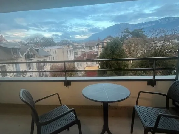 Appartement meublé tout équipé étage élevé avec terrasse au coeur du centre ville d'Aix les Bains