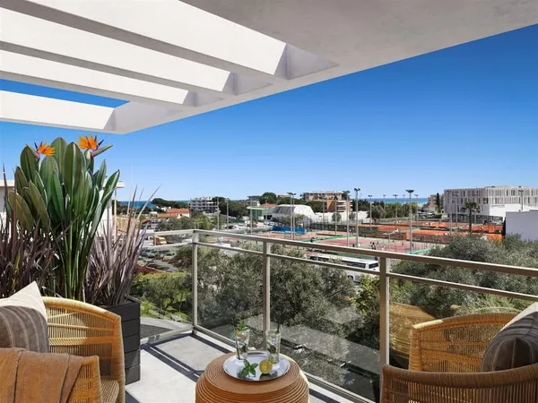 Antibes en grand angle — penthouse duplex avec vue mer et deux balcons baignés de soleil