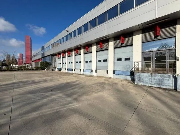Entrepôt 8577 m²