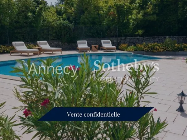 Tènement immobilier à réhabiliter sur un parc arboré avec piscin