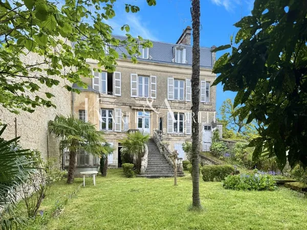 CHARME ET AUTHENTICITÉ POUR CETTE MAISON BOURGEOISE DE CENTRE VILLE