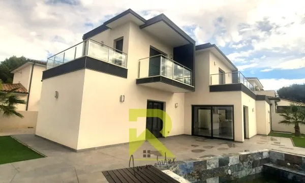 GRANDE VILLA, GARAGE, PISCINE