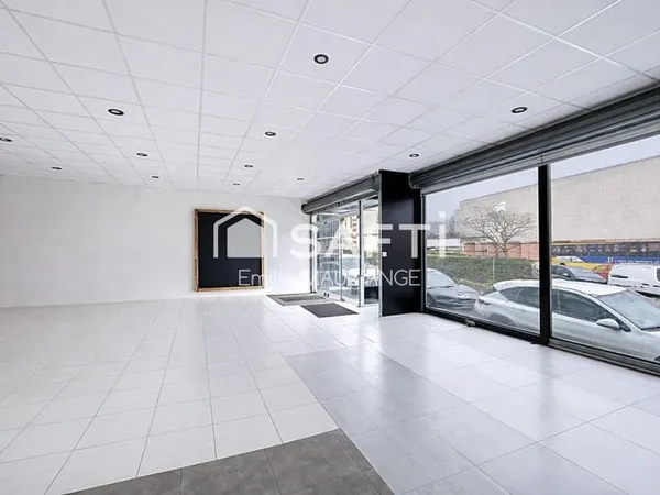 146 m² de surface commerciale + 98 m² d'atelier/stockage