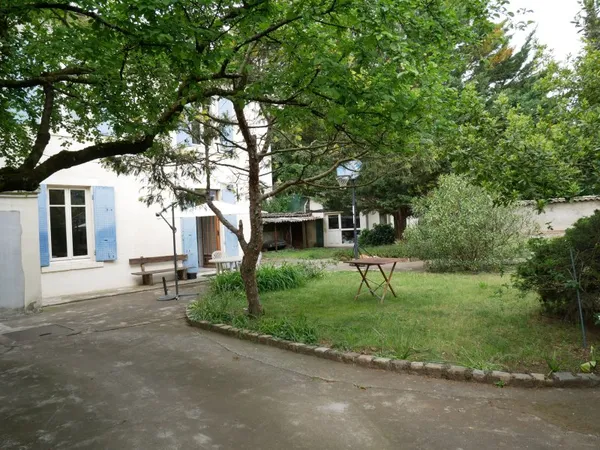 Charmant jardin de 613m² avec maison 1930 de 152m²