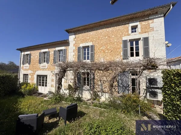 CHARMANTE MAISON DE VILLE EN PIERRE RENOVEE AVEC GARAGE