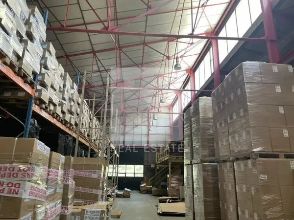 Local industriel 2200 m²