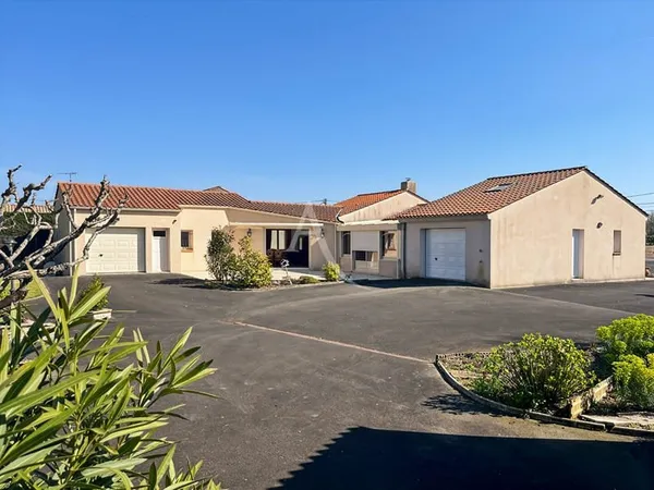 Maison rénovée avec jardin d'hiver, 3 chambres, double garage et grand terrain ? Cadre de vie privil