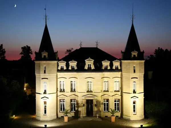 Chateau du 19ème siècle avec 34 chambres, piscine, salle de bien-être et salles de réception