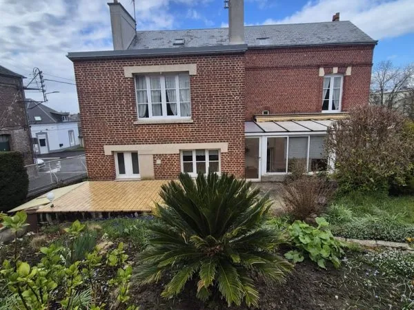 Maison de ville de 157m2 , 3 chambres avec jardin et garage en vente à Laon (02)