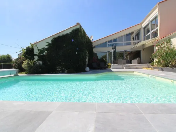 Aux PORTES de LA ROCHE su YON côté NORD, Maison de 238 m² avec 6 chambres, Bureau double, SDB, SDE, 