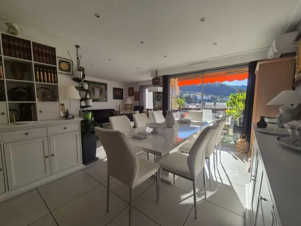 Appartement 3 pièces -- 78 m2 -- La Trinité (06340)