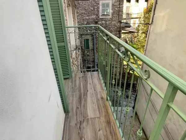 3P NEUF à vendre à Moulinet. Balcon.