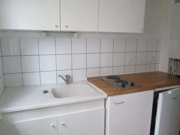 A LOUER T1 30 m² 3 PASSAGE EMILE ROMANET ST ETIENNE FAURIEL