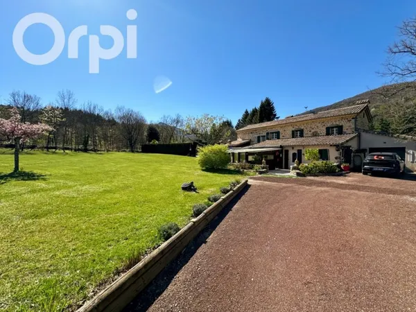 Maison Jaujac 4 chambres, piscine et terrain 8620 m²