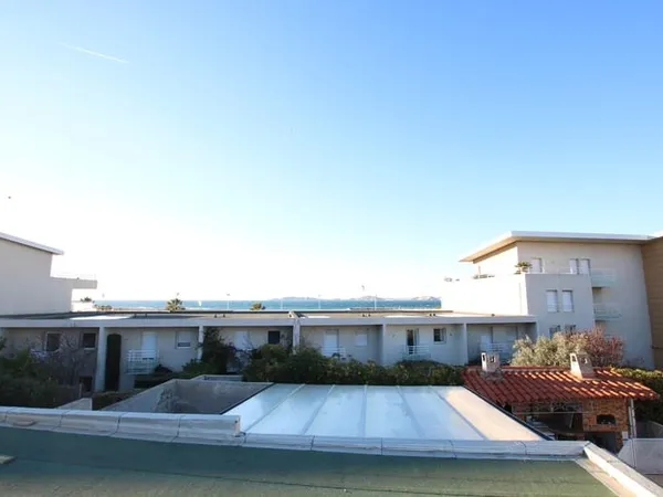 MARSEILLE 13008 - TRIPLE HABITATION SUR 827M2 DE TERRAIN