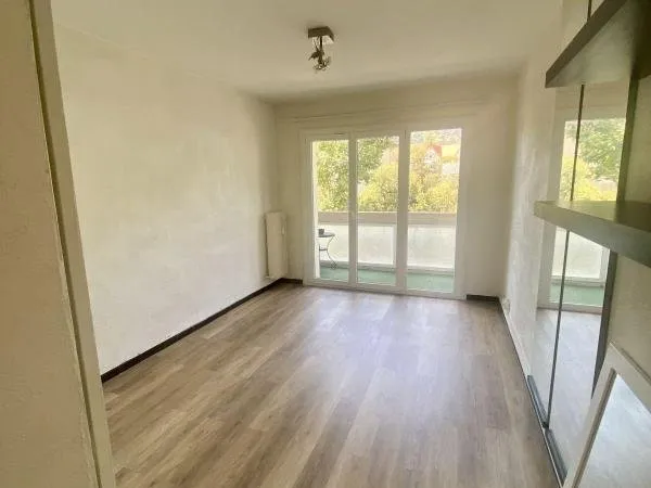 Loue jolie T1 traversant 25 m2 avec balcon et cave