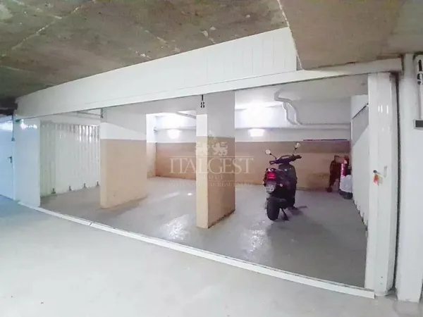 Grand garage fermé pour trois véhicules - Boulevard Guynemer, Beausoleil