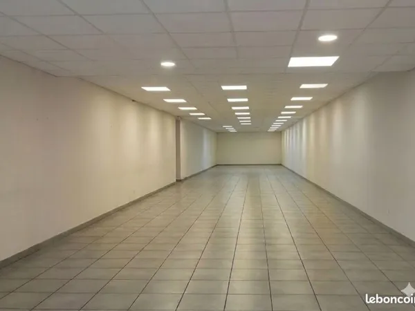 ​NÎMES - Murs Commerciaux 250 m² - Emplacement N°1 - Vendu Libre