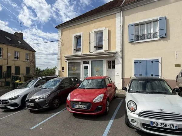 NEAUPHLE LE CHATEAU - LOCAL PROFESSIONNEL AU COEUR DU VILLAG