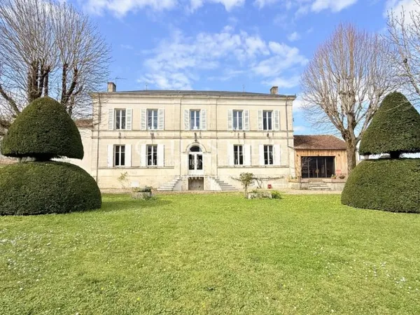 Ancienne distillerie de Cognac au coeur d'un beau village au milieu des vignes.