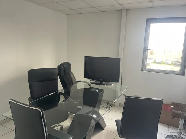 À vendre Entrepôt de 685 m2, sur terrain de 1800 m2.