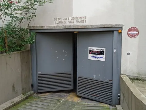 Parking sécurisé Paris XXe Utilitaire Van