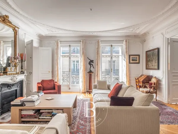 Exclusivité - Paris 7 - Varenne/Vaneau - Bel appartement en étage élevé - Triple réception / 3 chamb