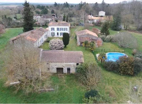 Dpt Charente Maritime (17), à vendre proche de SAINT SAVINIEN maison P8 de 290 m² - Terrain de 14 75
