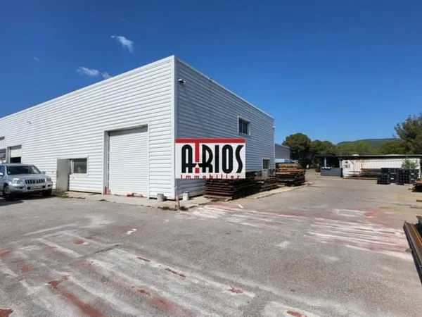 Local d'activités (300 m²)