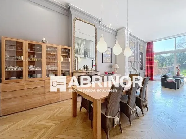 Maison 9 pièces 370 m²