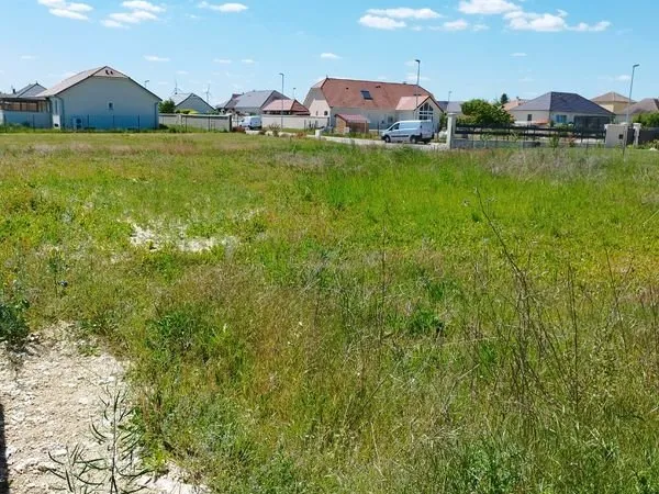 Jolie Terrain constructible de 978 M2 viabilisé avec possibilité de sous sol