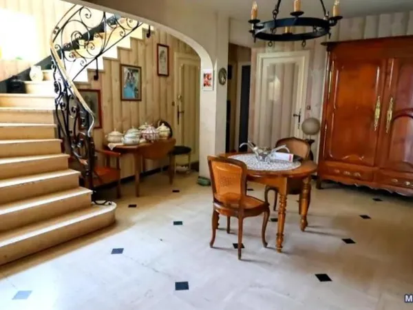 Maison 8 pièces 221 m²
