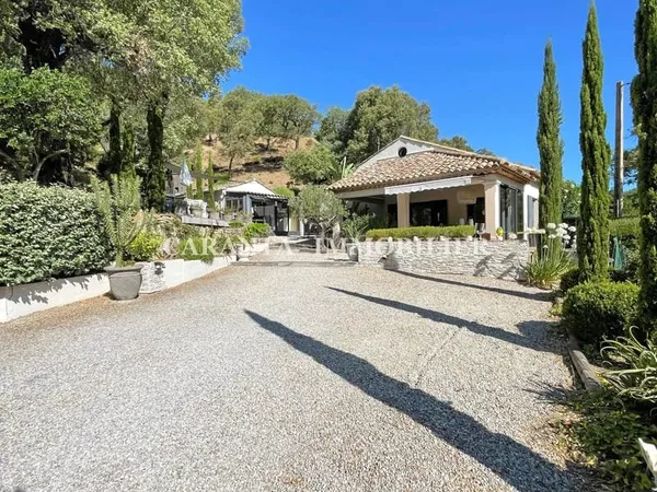 Vente Villa 4 pièces Sainte-Maxime avec piscine et logement