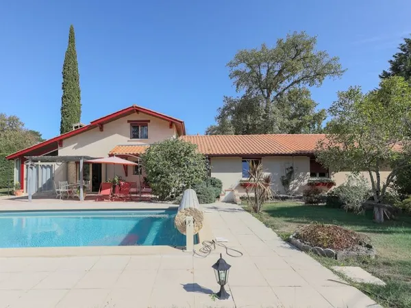 Maison familiale 216m² - Terrain 2000m² - Piscine