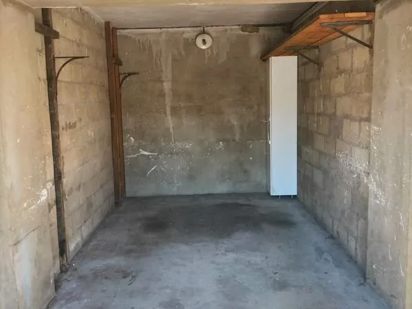 Garage fermé à louer Lyon 6 - Accès direct rue Vauban - Porte auto