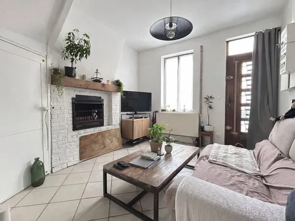 MAISON AVEC COUR A DEUX PAS DU CENTRE VILLE