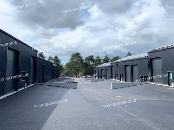 Entrepôt 125 m²