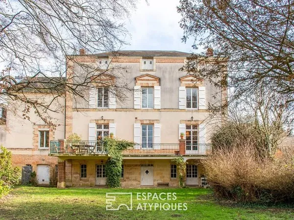 Elégance intemporelle : Maison de Maître au pied du Château