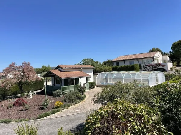 Ensemble immobilier avec une villa de 74.2 m2 et un gîte de