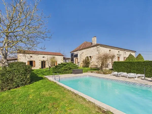 Maison en pierre et maison d''amis avec piscine