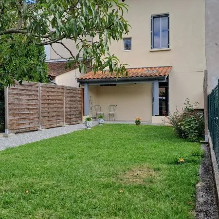 Maison de ville en parfait état Proche commodités Villen