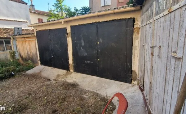 à vendre un Lot de 2 garages