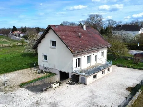 Maison familiale sur sous sol à rénover à COUTERNON