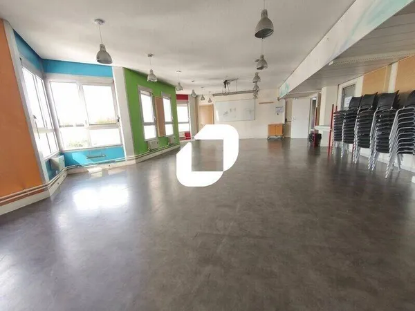 Bureau 698 m²