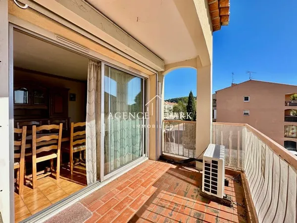 Appartement T4 avec terrasse, parking et cave.