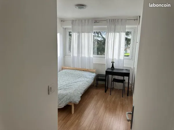 Chambre meublée en colocation