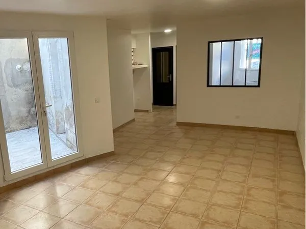 Appartement Rdch avec cour privée Clim refait à neuf